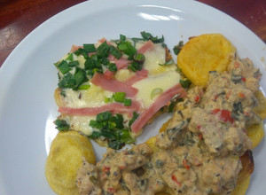 Una foto de Merluza al verdeo con papas y curry de pollo