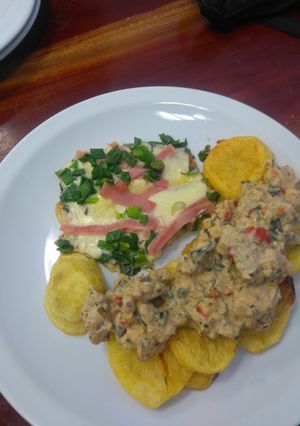 Una foto de Merluza al verdeo con papas y curry de pollo