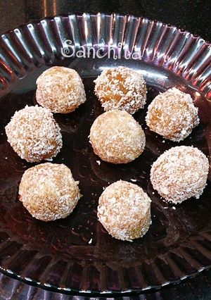 A picture of Gooseberry Coconut Laddoos.