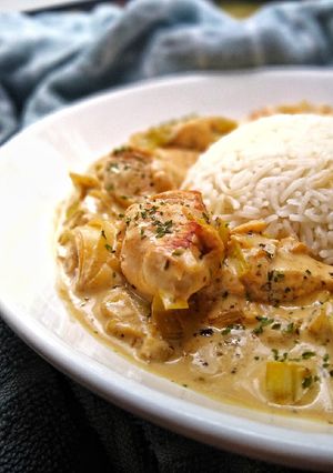 A picture of Chicken & Leeks In A Creamy Mustard Sauce.