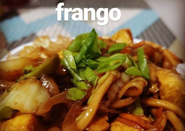 Yakissoba de frango - Tudogosreceitas