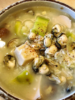 絲瓜蛤蜊鮮蚵粥/清冰箱簡易料理 的食譜成品照片