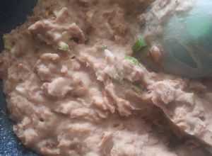 Una foto de Frijoles refritos con chile serrano