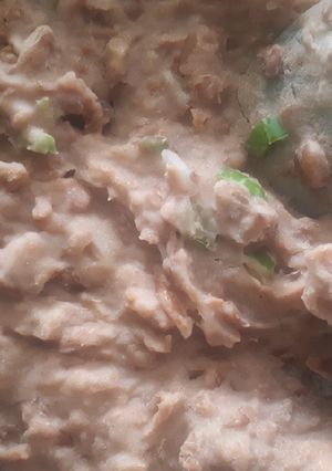Una foto de Frijoles refritos con chile serrano