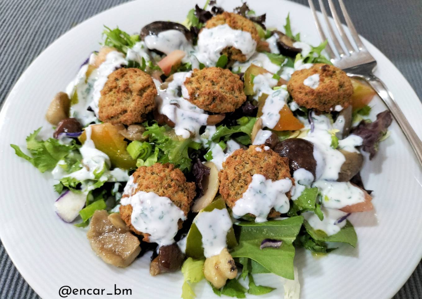 Ensalada templada con setas y falafel