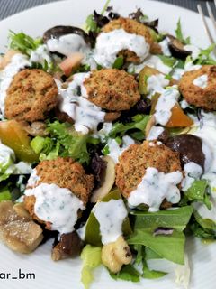 Una foto de Ensalada templada con setas y falafel