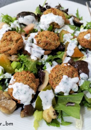 Una foto de Ensalada templada con setas y falafel