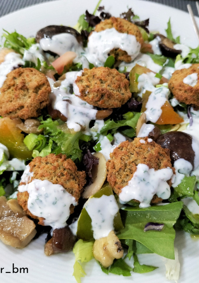 Una foto de Ensalada templada con setas y falafel