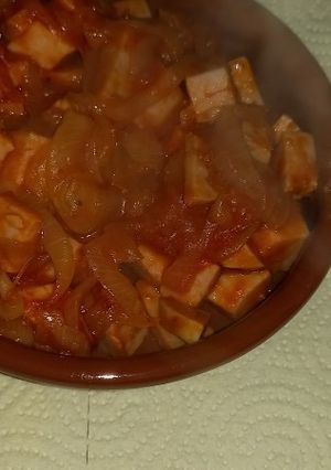 Una foto de Pechuga de pavo (embutido) con cebolla, tomate y especias