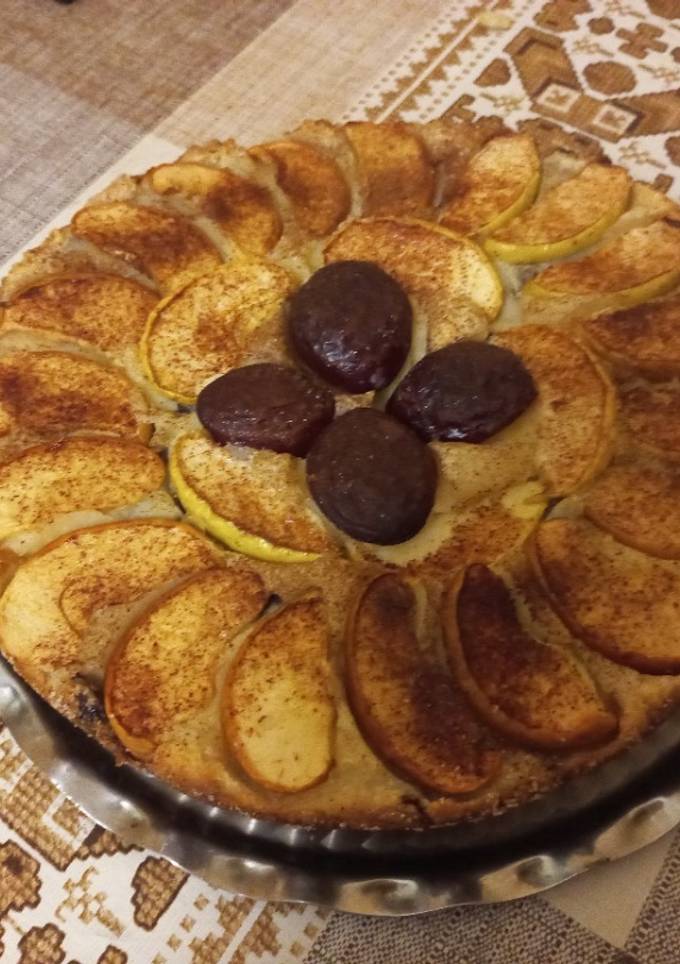Сирна запіканка з родзинками і яблуком
