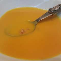 Una foto de Crema de calabaza con taquitos de jamón