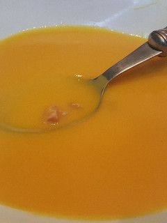 Una foto de Crema de calabaza con taquitos de jamón
