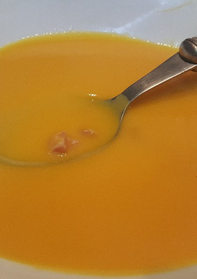 Una foto de Crema de calabaza con taquitos de jamón