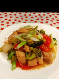 Una foto de Pechuga de pollo con brócoli con salsa teriyaki