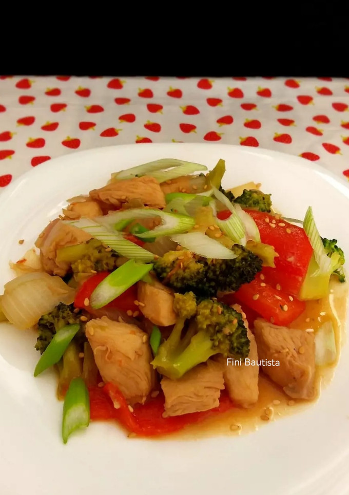 Una foto de Pechuga de pollo con brócoli con salsa teriyaki