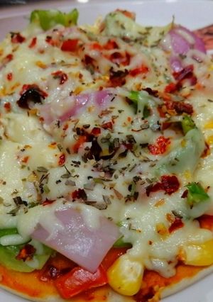 वेज पिज़्ज़ा (Veg Pizza recipe in hindi) रेसिपी मुख्य फोटो