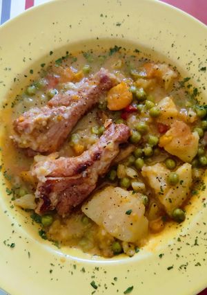 Foto principal de Costillas adobadas guisadas con patatas, guisantes y zanahorias