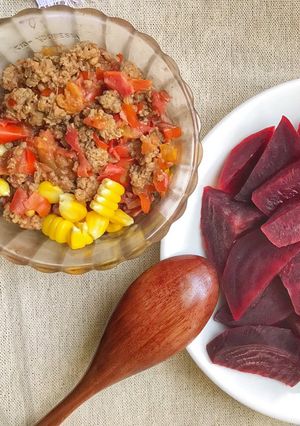 Hình của món #Eatclean: thịt bò xào cà chua+cơm lứt+củ dền luộc.