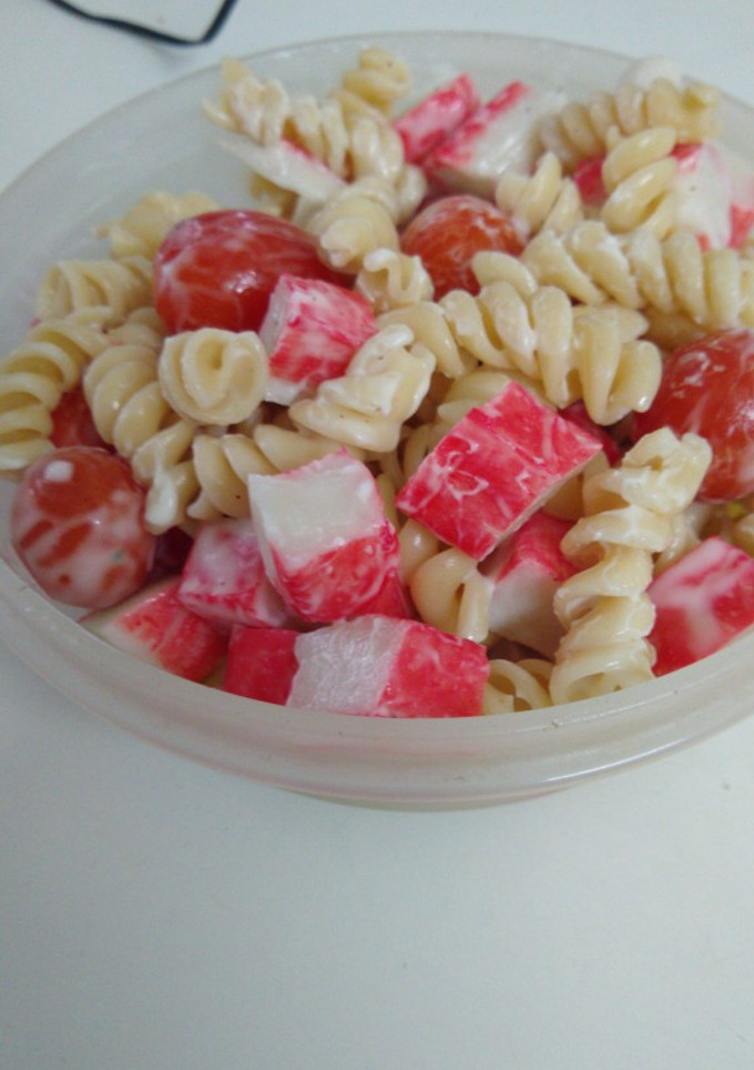 Una foto de Ensalada de fideos y kani Kama