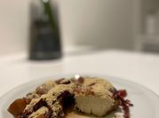 Una foto de pechuga pollo con manzana