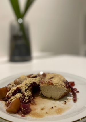Una foto de Pollo con cebollas y ciruelas frescas y manzana verde !