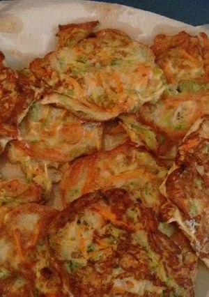 Una foto de Tortitas de zanahoria y calabacita. ॐ