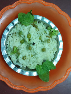 தேங்காய்ப்பால், பட்டாணி புலாவ் (Coconut milk, peas pulao recipe in tamil) செய்முறை முக்கிய புகைப்படம்