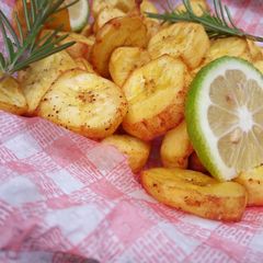 A picture of Deep fried green bananas.