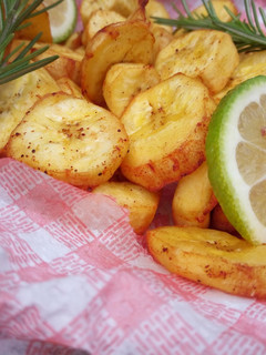 A picture of Deep fried green bananas.