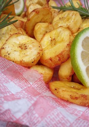 A picture of Deep fried green bananas.