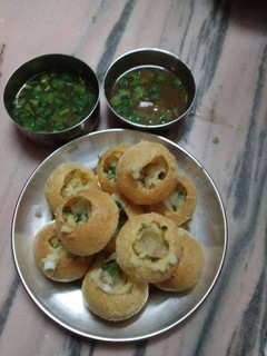 पानी पूरी (pani puri recipe in Hindi) रेसिपी मुख्य फोटो