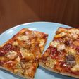 Pizza de salmón, mozzarella y brie