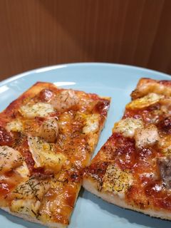 Una foto de Pizza de salmón, mozzarella y brie