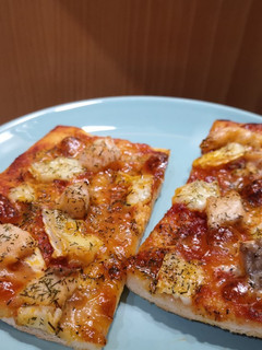 Una foto de Pizza de salmón, mozzarella y brie