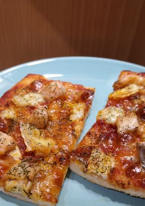 Una foto de Pizza de salmón, mozzarella y brie