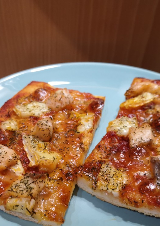 Una foto de Pizza de salmón, mozzarella y brie
