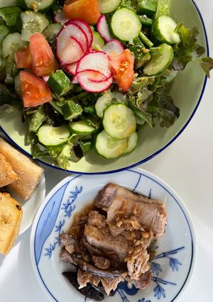 รูปของ สลัดผักหมูอบในหม้อหุงข้าว🥗🧄🍄