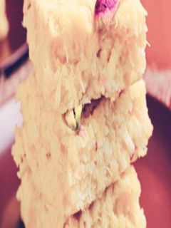 मैंगो कोकोनट बर्फी(mango coconut burfi recipe in hindi) रेसिपी मुख्य फोटो