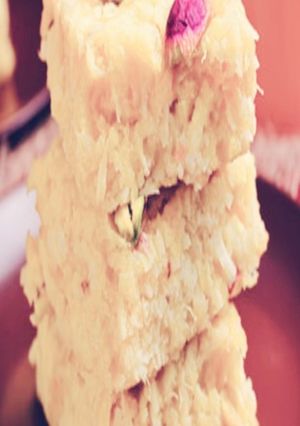 मैंगो कोकोनट बर्फी(mango coconut burfi recipe in hindi) रेसिपी मुख्य फोटो