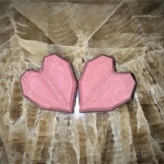 A picture of Geometric Heart Cakesicles.