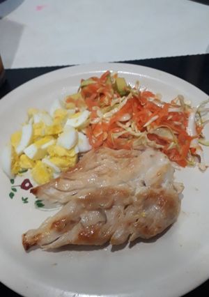 Una foto de Pollo a la plancha con ensalada