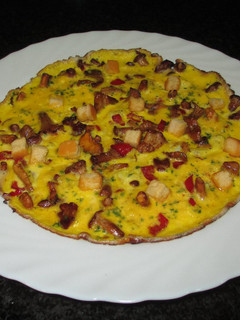 Una foto de Tortilla fina de huevos y setas con picatostes