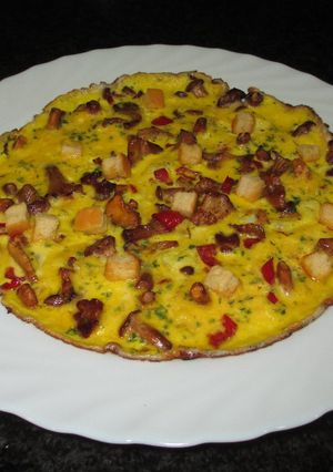 Foto principal de Tortilla fina de huevos y setas con picatostes