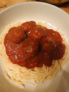 Paradicsomszószos húsgolyók spagetti tésztával, gluténmentesen recept fotója