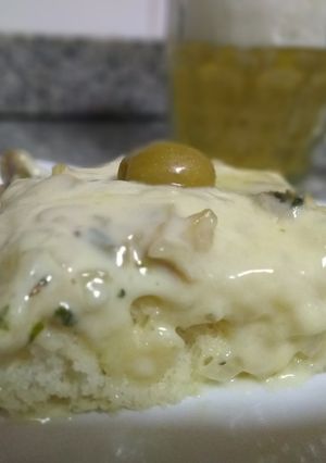 Una foto de Pizza de champignones con masa soufflé y salsa blanca.🍕🍄