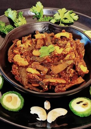 કાજુ કારેલા નું શાક (Kaju Karela Sabji Recipe In Gujarati) રેસીપી મુખ્ય ફોટો