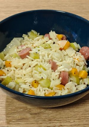 Una foto de Wok de arroz con salchichas salteadas en mirepoix