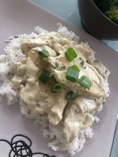 Mustáros tejszínes póréhagymás csirkemell recept fotója