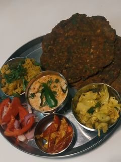 રાગી ના થેપલા (Ragi Thepla recipe in Gujarati) રેસીપી મુખ્ય ફોટો