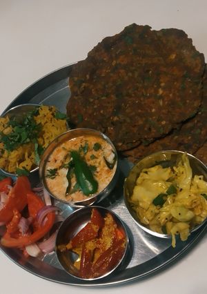 રાગી ના થેપલા (Ragi Thepla recipe in Gujarati) રેસીપી મુખ્ય ફોટો